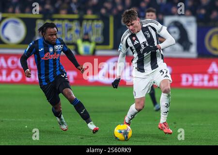 Bergamo, Italia. 14 gennaio 2025. (R-L) Nicolo Savona della Juventus FC visto in azione con Ademola Lookman dell'Atalanta BC durante la partita di calcio di serie A 2024/25 tra Atalanta BC e Juventus FC al Gewiss Stadium crediti: dpa/Alamy Live News Foto Stock