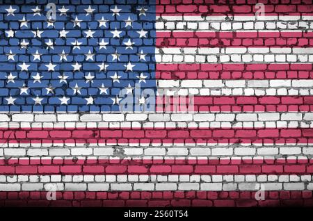 Stati Uniti d'America bandiera è dipinta su un vecchio muro di mattoni Foto Stock