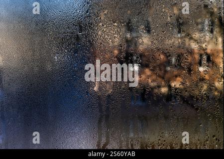 A basse temperature si forma della condensa sul cristallo del finestrino. Foto Stock