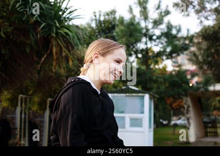 Bambina felice, ritratto all'aperto Foto Stock