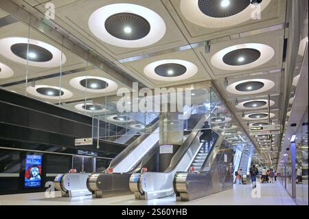 Piattaforma della metropolitana presso la nuova stazione Elizabeth Line di Paddington, Londra, Regno Unito. Mostra le scale mobili fino al livello della strada. Foto Stock