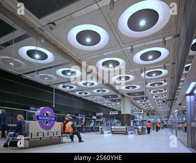 Piattaforma della metropolitana presso la nuova stazione Elizabeth Line di Paddington, Londra, Regno Unito. Foto Stock