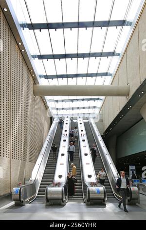 Scale mobili fino alle nuove piattaforme della Elizabeth Line a Paddington Station, Londra, Regno Unito Foto Stock