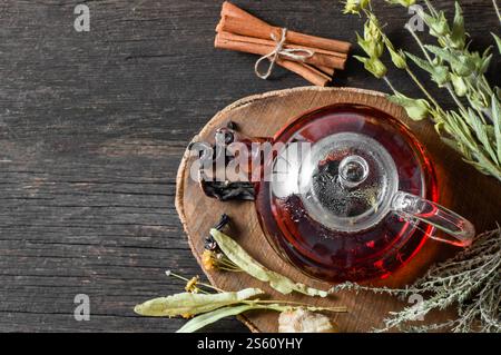 Erbe e spezie invernali tè in teiera o tazza di vetro, medicina alternativa per il sistema immunitario, concetto di bevanda calda a base di erbe Foto Stock