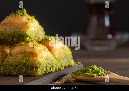 Tradizionale dessert turco antip baklava con pistacchio su tavola rustica, ramadan o dessert natalizi Foto Stock