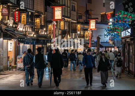 Via dello shopping e dell'intrattenimento notturno al tempio Sonso-Ji, Tokyo, Giappone Foto Stock