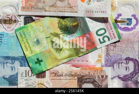 Sterlina britannica con la regina e cinquanta banconote in franchi svizzeri Foto Stock