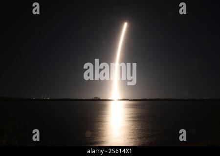 Mostra fotografica che crea una striscia d'oro nel cielo notturno, un razzo SpaceX Falcon 9 che trasporta il lander Blue Ghost Mission One della Firefly Aerospace si alza verso l'alto dopo il decollo dal complesso di lancio 39A al Kennedy Space Center della NASA in Florida mercoledì 15 gennaio 2025 come parte dell'iniziativa CLPS (Commercial Lunar Payload Services) della NASA. Il lander Blue Ghost trasporterà 10 strumenti scientifici e tecnologici della NASA sulla superficie lunare per comprendere ulteriormente la Luna e aiutare a prepararsi per le future missioni umane. Foto di ABACAPRESS. COM credito: Abaca Press/Alamy Live News Foto Stock