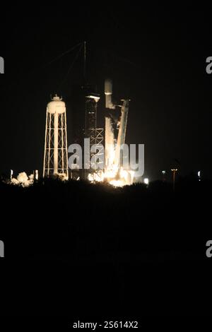 La foto mostra il lander Blue Ghost, parte dell'iniziativa CLPS (Commercial Lunar Payload Services) della NASA, si solleva in cima a un razzo SpaceX Falcon 9 mercoledì 15 gennaio 2025 dal Launch Complex 39A al Kennedy Space Center della NASA in Florida in un viaggio verso la Luna. Il lander Firefly Aerospace, dotato di 10 strumenti scientifici e tecnologici della NASA, aiuterà a comprendere ulteriormente la Luna e a prepararsi per le future missioni umane. Foto di ABACAPRESS. COM credito: Abaca Press/Alamy Live News Foto Stock