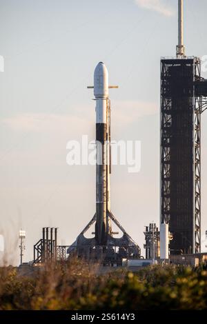 Mostra fotografica Un razzo SpaceX Falcon 9 che trasporta il lander Blue Ghost Mission One della Firefly Aerospace si prepara per un lancio sulla Luna il 14 gennaio dal Launch Complex 39A al Kennedy Space Center dell'agenzia in Florida come parte dell'iniziativa CLPS (Commercial Lunar Payload Services) della NASA. Il lander Blue Ghost trasporterà 10 strumenti scientifici e tecnologici della NASA sulla superficie lunare per comprendere ulteriormente la Luna e aiutare a prepararsi per le future missioni umane. Il sollevamento è previsto per le ore 1:11 EST. Foto di ABACAPRESS. COM credito: Abaca Press/Alamy Live News Foto Stock