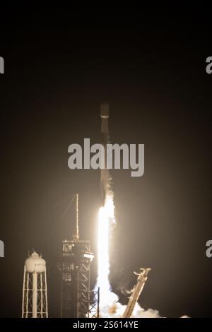 La foto mostra il lander Blue Ghost, parte dell'iniziativa CLPS (Commercial Lunar Payload Services) della NASA, si solleva in cima a un razzo SpaceX Falcon 9 mercoledì 15 gennaio 2025 dal Launch Complex 39A al Kennedy Space Center della NASA in Florida in un viaggio verso la Luna. Il lander Firefly Aerospace, dotato di 10 strumenti scientifici e tecnologici della NASA, aiuterà a comprendere ulteriormente la Luna e a prepararsi per le future missioni umane. Foto di ABACAPRESS. COM credito: Abaca Press/Alamy Live News Foto Stock