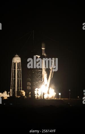 La foto mostra il lander Blue Ghost, parte dell'iniziativa CLPS (Commercial Lunar Payload Services) della NASA, si solleva in cima a un razzo SpaceX Falcon 9 mercoledì 15 gennaio 2025 dal Launch Complex 39A al Kennedy Space Center della NASA in Florida in un viaggio verso la Luna. Il lander Firefly Aerospace, dotato di 10 strumenti scientifici e tecnologici della NASA, aiuterà a comprendere ulteriormente la Luna e a prepararsi per le future missioni umane. Foto di ABACAPRESS. COM credito: Abaca Press/Alamy Live News Foto Stock