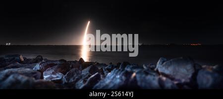 Mostra fotografica che crea una striscia d'oro nel cielo notturno, un razzo SpaceX Falcon 9 che trasporta il lander Blue Ghost Mission One della Firefly Aerospace si alza verso l'alto dopo il decollo dal complesso di lancio 39A al Kennedy Space Center della NASA in Florida mercoledì 15 gennaio 2025 come parte dell'iniziativa CLPS (Commercial Lunar Payload Services) della NASA. Il lander Blue Ghost trasporterà 10 strumenti scientifici e tecnologici della NASA sulla superficie lunare per comprendere ulteriormente la Luna e aiutare a prepararsi per le future missioni umane. Foto di ABACAPRESS. COM credito: Abaca Press/Alamy Live News Foto Stock