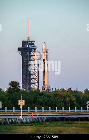 Mostra fotografica Un razzo SpaceX Falcon 9 che trasporta il lander Blue Ghost Mission One della Firefly Aerospace si prepara per un lancio sulla Luna il 14 gennaio dal Launch Complex 39A al Kennedy Space Center dell'agenzia in Florida come parte dell'iniziativa CLPS (Commercial Lunar Payload Services) della NASA. Il lander Blue Ghost trasporterà 10 strumenti scientifici e tecnologici della NASA sulla superficie lunare per comprendere ulteriormente la Luna e aiutare a prepararsi per le future missioni umane. Il sollevamento è previsto per le ore 1:11 EST. Foto di ABACAPRESS. COM credito: Abaca Press/Alamy Live News Foto Stock