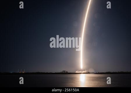 Mostra fotografica che crea una striscia d'oro nel cielo notturno, un razzo SpaceX Falcon 9 che trasporta il lander Blue Ghost Mission One della Firefly Aerospace si alza verso l'alto dopo il decollo dal complesso di lancio 39A al Kennedy Space Center della NASA in Florida mercoledì 15 gennaio 2025 come parte dell'iniziativa CLPS (Commercial Lunar Payload Services) della NASA. Il lander Blue Ghost trasporterà 10 strumenti scientifici e tecnologici della NASA sulla superficie lunare per comprendere ulteriormente la Luna e aiutare a prepararsi per le future missioni umane. Foto di ABACAPRESS. COM credito: Abaca Press/Alamy Live News Foto Stock