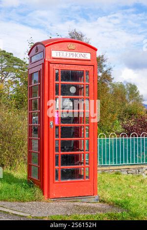Scatola telefonica Plockton una scatola telefonica rossa su Harbour Street a Plockton, Scozia, Regno Unito, Europa Foto Stock