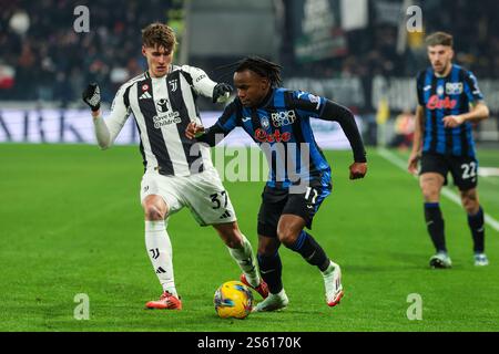 Bergamo, Italia. 14 gennaio 2025. (R-L) Ademola Lookman dell'Atalanta BC compete per il ballo con Nicolo Savona della Juventus FC durante la partita di calcio di serie A 2024/25 tra l'Atalanta BC e la Juventus FC allo stadio Gewiss. Credito: SOPA Images Limited/Alamy Live News Foto Stock