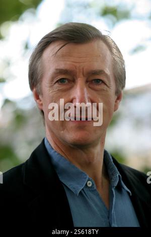 L'acclamato scrittore britannico Julian Barnes è ritratto all'Edinburgh International Book Festival prima di parlare del suo lavoro. L'Edinburgh International Book Festival è il più grande evento letterario del mondo, con oltre 500 autori provenienti da tutto il mondo che partecipano ogni anno e si tiene dal 13-29 agosto. Edimburgo è stata nominata la prima città della letteratura dell'UNESCO. Foto Stock
