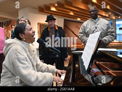 Berlino, Germania. 15 gennaio 2025. Jocelyn B. Smith (l), ambasciatore di Berlino strumento dell'anno 2025, e Joe Chialo (CDU), senatore per la cultura e la coesione sociale, durante una conferenza stampa del Landesmusikrat di Berlino sullo strumento dell'anno 2025. Crediti: David Hammersen/dpa/Alamy Live News Foto Stock