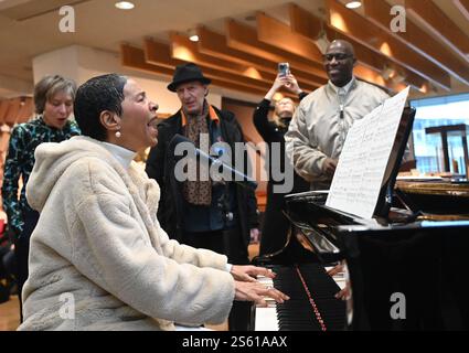 Berlino, Germania. 15 gennaio 2025. Jocelyn B. Smith (l), ambasciatore di Berlino strumento dell'anno 2025, e Joe Chialo (CDU), senatore per la cultura e la coesione sociale, durante una conferenza stampa del Landesmusikrat di Berlino sullo strumento dell'anno 2025. Crediti: David Hammersen/dpa/Alamy Live News Foto Stock