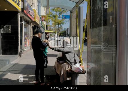 Interazione per strada tra due persone Foto Stock