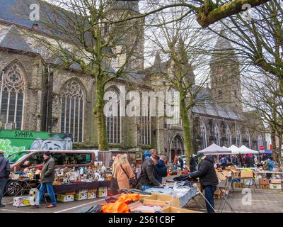 Belgio, Gand, mercato Brocante o mercato delle pulci intorno alla chiesa di San Giacomo o alla chiesa di San Giacomo Foto Stock
