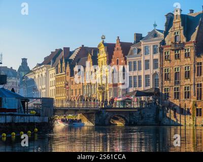 Belgio, Gand, palazzi medievali e magazzini al centro lungo il fiume Leie. Foto Stock