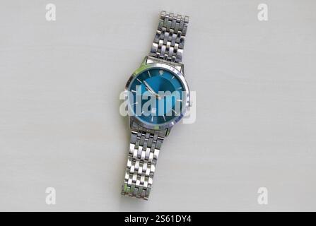 Elegante orologio da polso analogico da uomo con cinturino in acciaio inossidabile e funzione data. Foto Stock