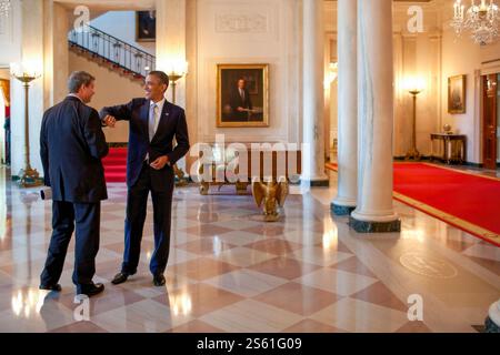 Il presidente Barack Obama parla con il rappresentante Bill Huizenga, R-Mich., nel Grand Foyer della Casa Bianca a seguito di un incontro con la Conferenza della Casa Repubblicana, il 1° giugno 2011. ((foto ufficiale della Casa Bianca). IMMAGINE CON RESTRIZIONI, vedere il campo informazioni aggiuntive Foto Stock