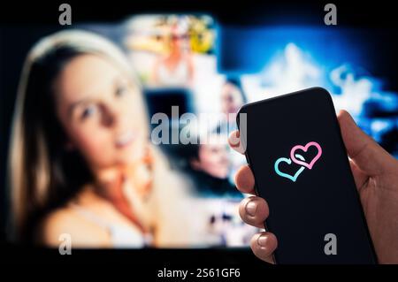Profilo di incontri online con foto di bella donna. App per trovare l'amore. Scorri verso destra per abbinare. Romanticismo virtuale. Flirt singolo. Immagine di una ragazza. Foto Stock