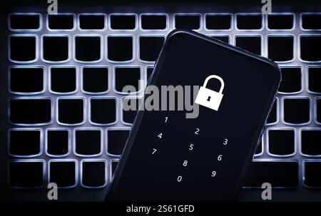 Privacy dei dati nel telefono con codice password. Smartphone sulla tastiera del computer portatile. Blocco per proteggere la banca personale da hacker, frodi informatiche o truffe online. Foto Stock