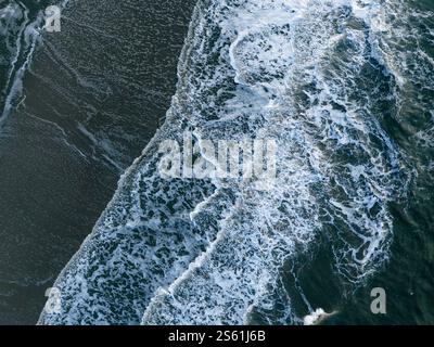 Vista aerea che si schianta con le onde. Foto di alta qualità Foto Stock