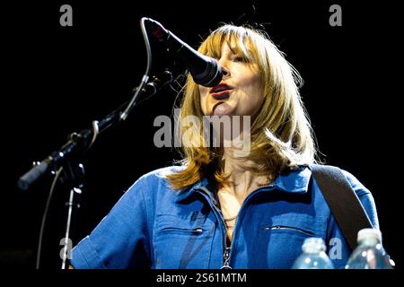 Londra, Regno Unito - 28 giugno 2020: Beth Orton si esibisce alla O2 Arena di Londra Foto Stock