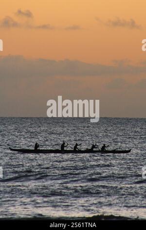 Persone che navigano in kayak nel mare di ​​Bahia all'alba Foto Stock