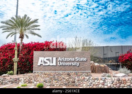 Phoenix, Arizona, Stati Uniti - 3.23.2024: Attenzione al logo Sundevil con vista distante dell'Arizona State University Mountain America Stadium Foto Stock