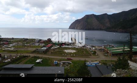 Panoramica della baia di Cumberland sull'isola Robinson Crusoe, parte dell'arcipelago Juan Fernández in Cile. Foto Stock