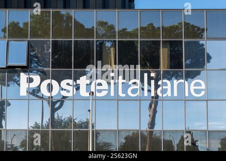 Poste italiane (posta italiana) logo sulla facciata in vetro dell'edificio della sede centrale. Quartiere EUR, Roma, Italia, Europa, Unione europea. Primo piano Foto Stock