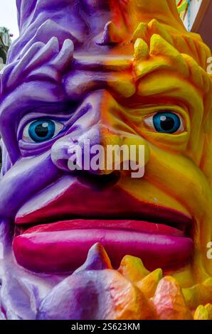 Statua gigante del Carnevale con un volto bicolore. Big Float nei colori giallo e viola, Big Eyes, Nose and Mouth, durante la parata annuale. Foto Stock