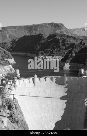 Vista della diga di Hoover dal Mike o'Callaghan–Pat Tillman Memorial Bridge in Arizona, USA, che offre un punto panoramico pedonale. Foto Stock