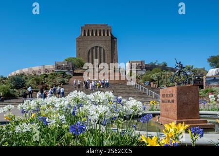 Vista frontale del monumento Voortrekker sul cielo blu. Edificio commemorativo vicino a Pretoria. Sudafrica. Foto Stock