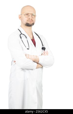 Un medico maschio calvo con gli occhiali è mostrato in piedi con le braccia incrociate. Indossa un camice bianco da laboratorio e ha uno stetoscopio avvolto intorno al collo. Foto Stock