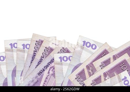 100 banconote in piso delle Filippine si trovano sul lato inferiore dello schermo isolate su sfondo bianco con spazio di copia. Modello banner di sfondo per l'azienda Foto Stock