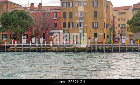 Venezia, Italia - 10 gennaio 2017: Stazione di rifornimento marina Total Erg Dock per barche al canale d'acqua. Foto Stock