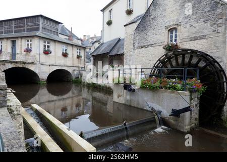 Vista di un vecchio mulino Bayeux sul fiume Aure, Bayeux nel dipartimento del Calvados in Normandia, Francia Foto Stock