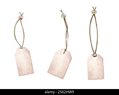 La carta per artigianato acquerello appende etichette vuote con stringa per etichette di prezzo, testo o stoffa clip art illustrazione sfondo isolato. Etichetta di cartone rosa vuota Foto Stock