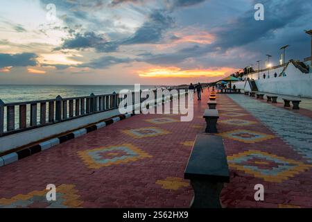 Kanyakumari, Tamil Nadu, India - 31 gennaio 2024. Torre con vista dell'alba e del tramonto sul lato del mare presso la spiaggia di Kanyakumari. Foto Stock