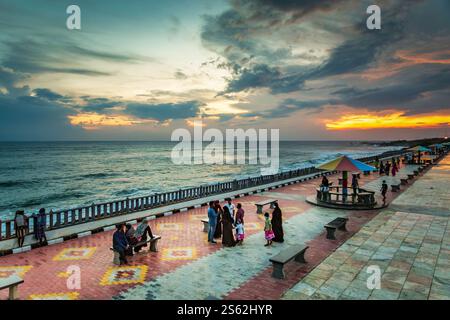 Kanyakumari, Tamil Nadu, India - 31 gennaio 2024. Torre con vista dell'alba e del tramonto sul lato del mare presso la spiaggia di Kanyakumari. Foto Stock