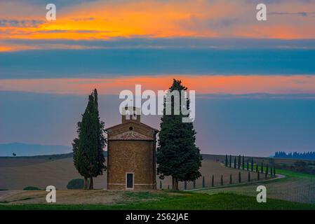 Il retro della cappella Vitaleta al tramonto nella campagna della Val d'Orcia Foto Stock