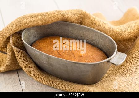 Pane fresco su tavola di legno. Foto Stock