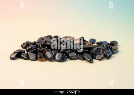 riprese macro di pietra minerale naturale - falchi rotondi occhio gemma isolato su sfondo chiaro vista frontale Foto Stock